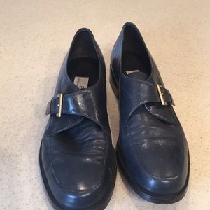 Woman’s Navy size 71/2  N Etienne Aigner shoes